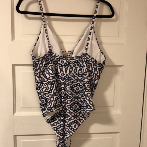 Jessica Simpson padded one piece bathing suit. Size large. Never worn. - Picture 8 of 10